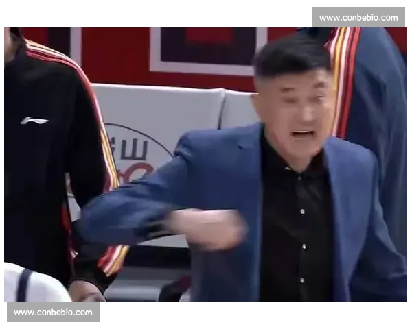 杜锋vs阿日冲突再起场边对峙引热议裁判尺度成焦点联赛风波持续发酵